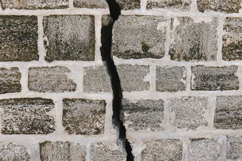 地震牆壁裂痕
